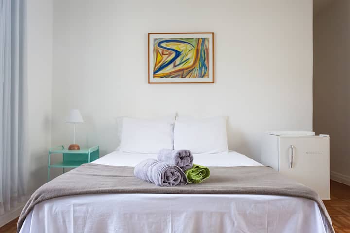 Habitación con cama doble, minibar y mesa auxiliar; Ropa de cama y baño;