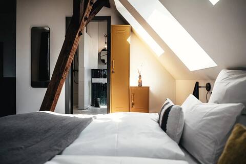 Spacious, bright studio just off the Elbe