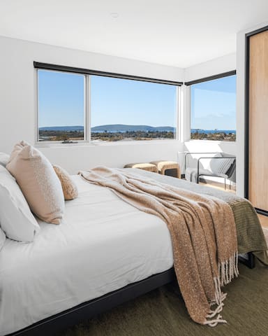 The Lookout, Albany Holiday House