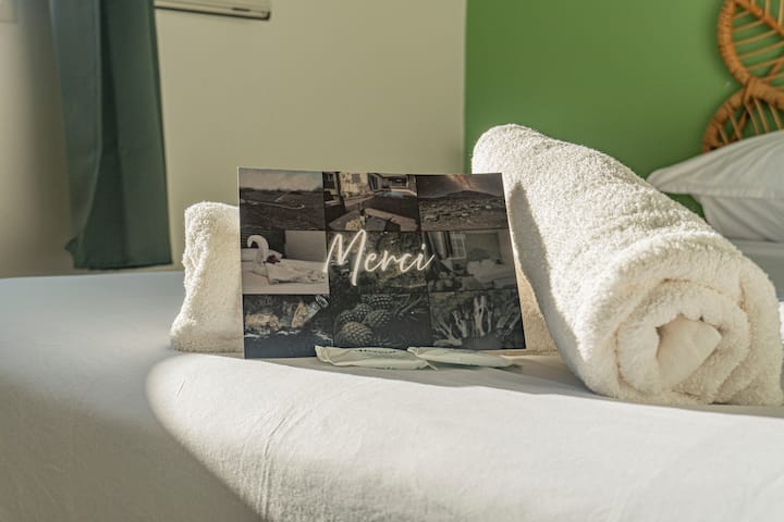 FR : Bienvenue chez vous : serviettes pliées avec soin et carte de remerciement pour un accueil chaleureux et personnalisé

ANG : 
Welcome home: carefully folded napkins and a thank you card for a warm and personalized welcome