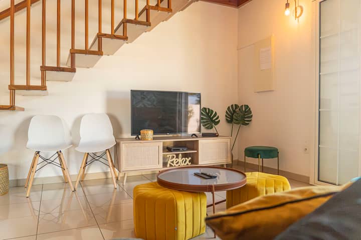 FR : Détente assurée. Télé allumée, poufs confortables… tout est prêt pour une soirée relax, seul ou entre amis

ANG :  
Relaxation guaranteed. TV on, comfy beanbags... everything is ready for a relaxing evening, alone or with friends.