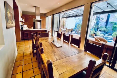 Urban Hacienda downtown, tranquil, spacious, jacuz