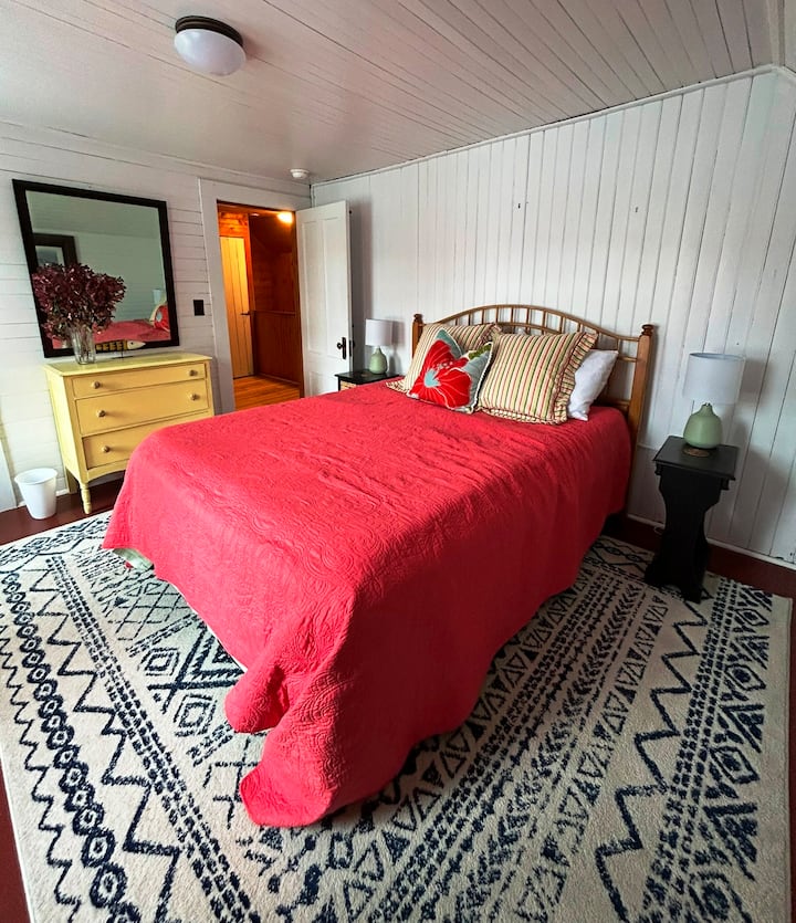 Queensize-sengen vender mod søen og har en ekstraordinær udsigt. 