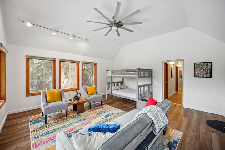 Dhomë dielli me krevate marinarë të plotë/të plotë, divan me dy palosje