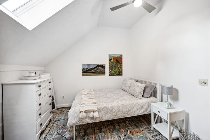 Dhomë gjumi me krevat dopio "queen", ventilator tavani, dritë qielli, vepra arti nga nëna jonë