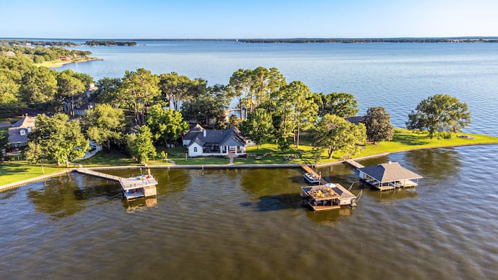 Waterfront Retreat W/ Game Room, Dock & Pool Table - Log Cabin, TX