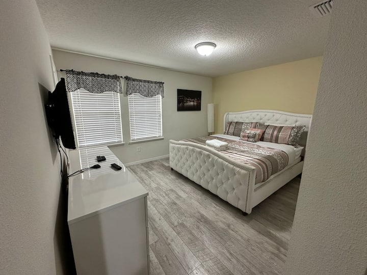 Duerme como la realeza en nuestro lujoso dormitorio tamaño king