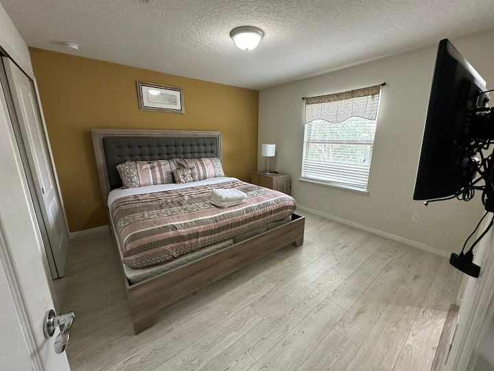 Duerme como la realeza en nuestro lujoso dormitorio tamaño king