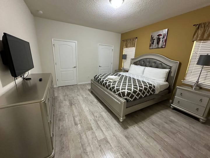 Disfruta de la serenidad de nuestro dormitorio queen