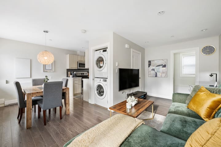 Bright 2BDR 2 level Private Laneway Home