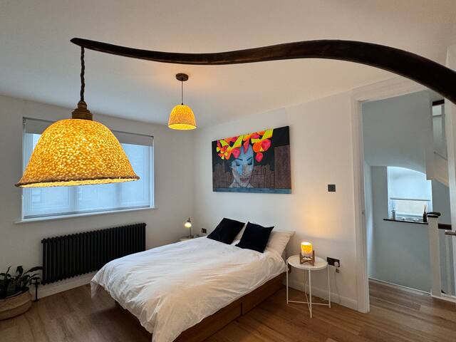 Welcoming 3 bedroom house with garden + parking. gallery image 4