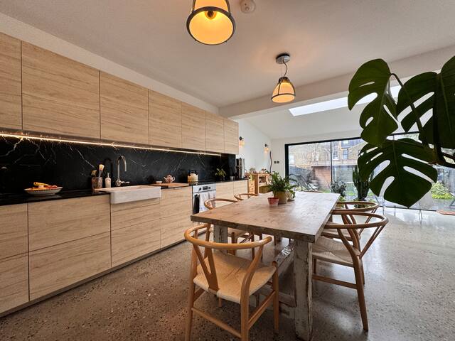 Welcoming 3 bedroom house with garden + parking.