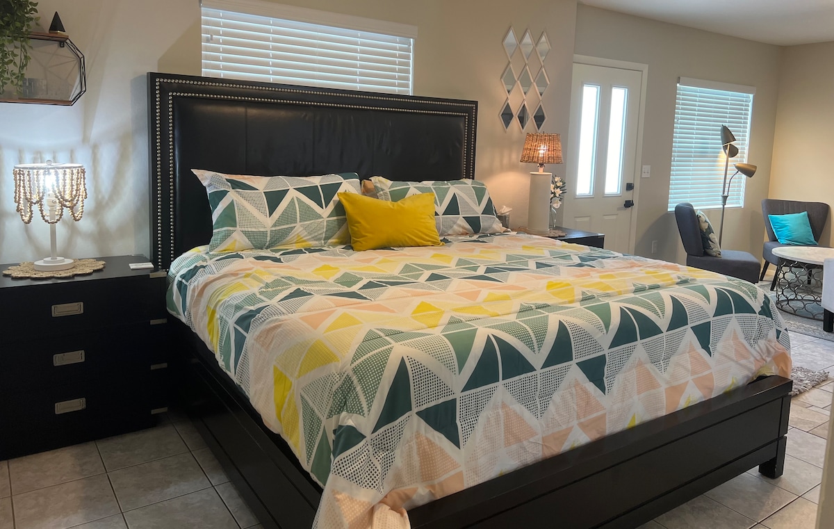 Главната спална соба има  директен пристап до дворот