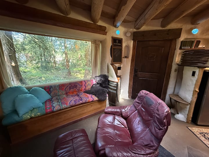 The Wobbly Hobbit-cozy Earthen Cabin In The Woods - Vancouver Island