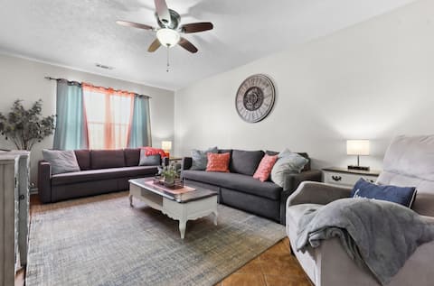 Large Groups & Pets Welcome Sleeps 12 w/Game Room