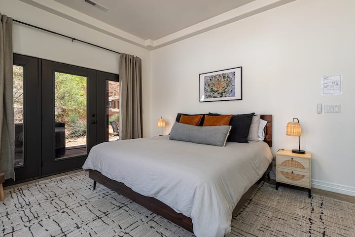 Დიდი ძირითადი საძინებელი დიდი ზომის საწოლით, 55"-იანი სმარტ-ტელევიზორით, ცალკე შესასვლელით უკანა ვერანდაზე ჰიდრომასაჟიანი აუზით და სრულმეტრაჟიანი სარკით. 