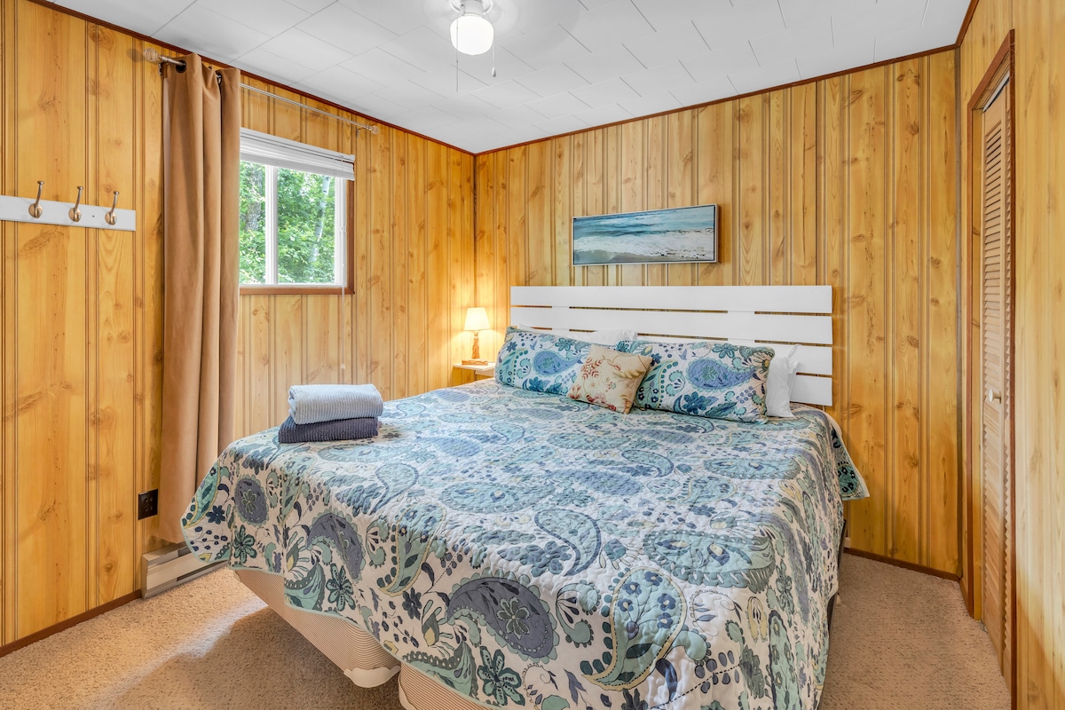 bračni krevet (širine 180 – 220 cm), zavjesa za zamračivanje