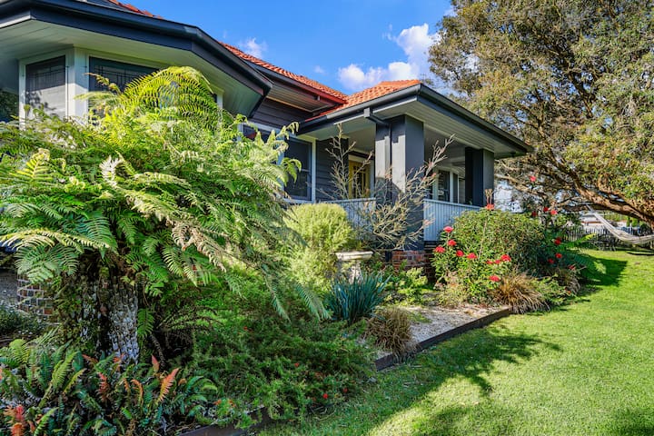 SeeApollo – 1920s Bungalow (2 Bedroom)