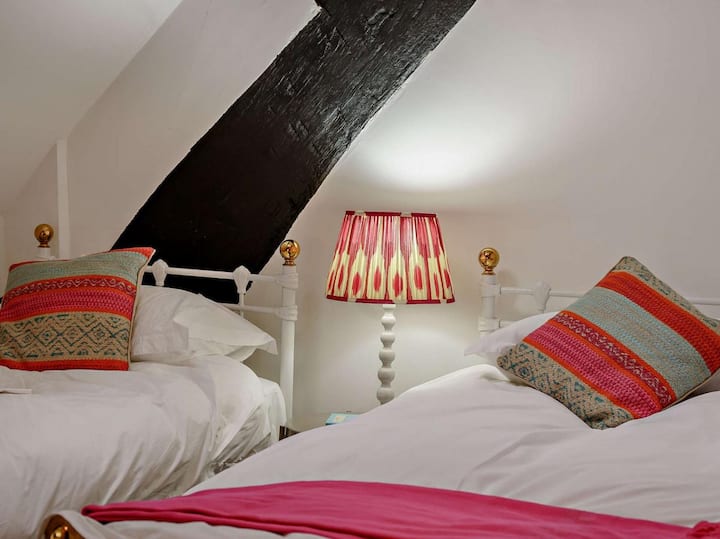 غرفة نوم ثانية بسريرين مزدوجين