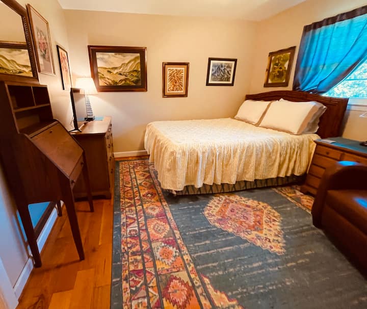Queen bedroom, memory foam firm mattress, recliner, tv/dvd, storage, writing desk, dressers, ceiling fan, air conditioner, room darkening curtains
