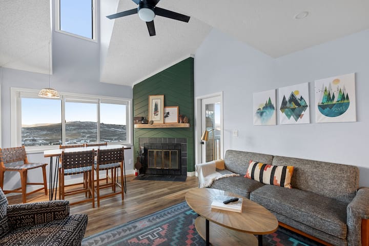 Ski-in / Ski-out, Cozy + Modern Retreat W/ Views - Granby, CO