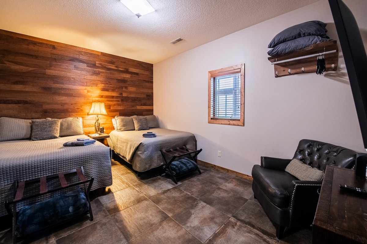 غرفتا نوم من ثلاث غرف نوم في الطابق السفلي مع حمام داخلي وسريرين كاملين. تحتوي جميع الغرف على تلفزيونات خاصة ومراكز ترفيه.  تتوفر الحرارة المريحة في الأرضية خلال الأشهر الباردة. 