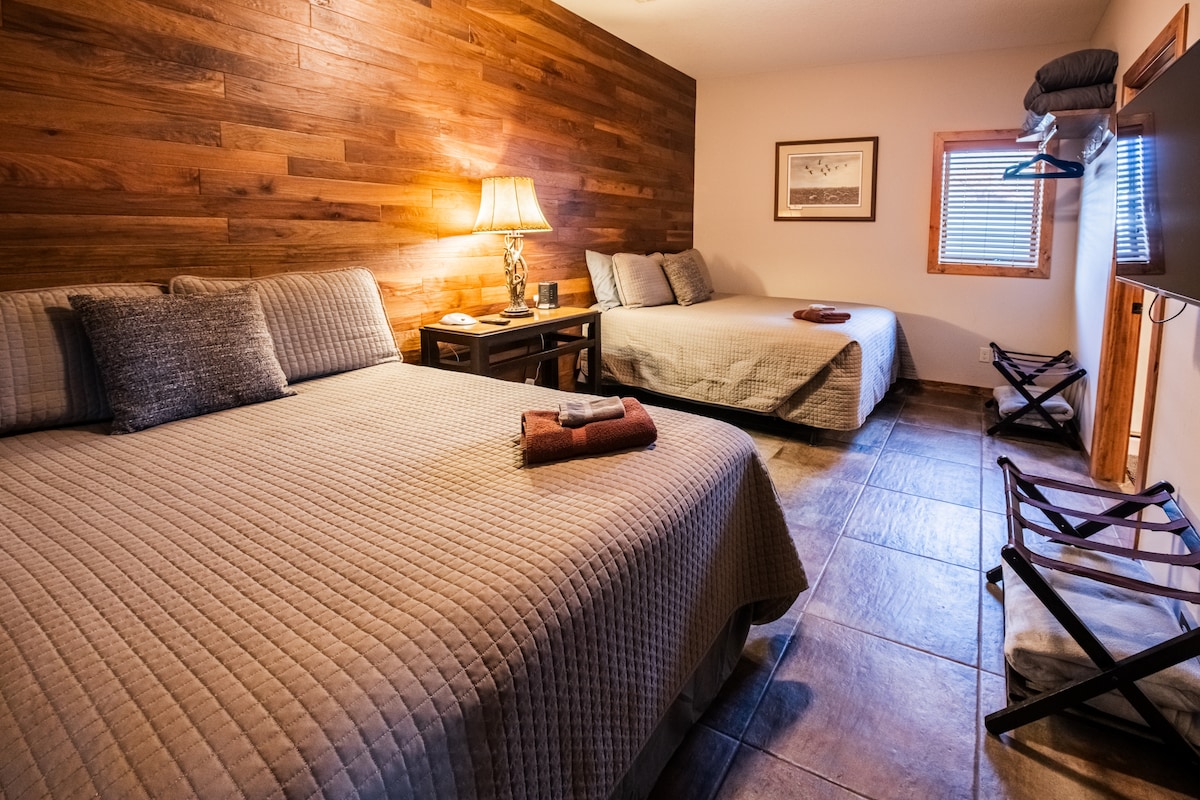 واحدة من ثلاث غرف نوم في الطابق السفلي مع حمام داخلي وسريرين كاملين. تحتوي جميع الغرف على تلفزيونات خاصة ومراكز ترفيه.  تتوفر الحرارة المريحة في الأرضية خلال الأشهر الباردة. 