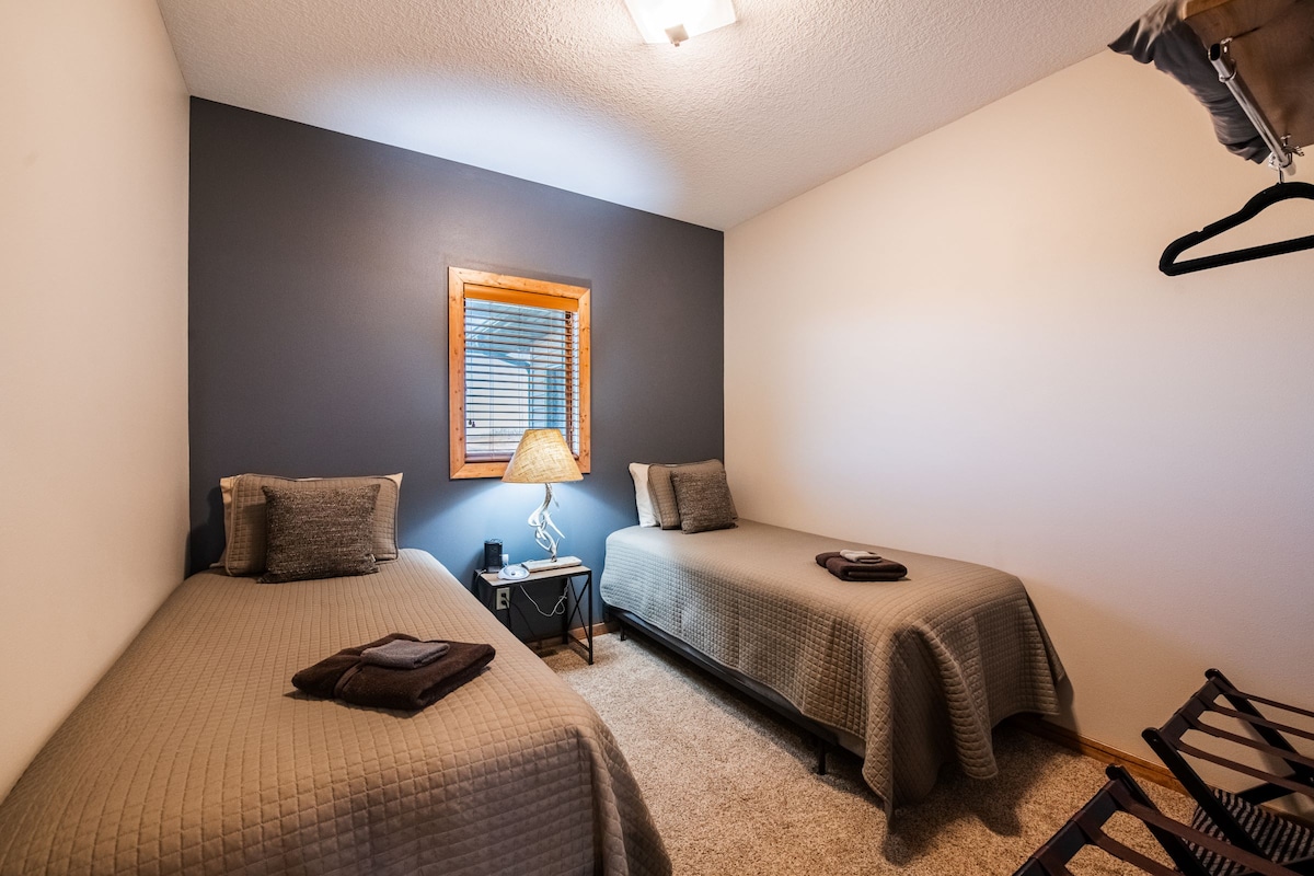 تحتوي هذه الغرفة على سريرين متماثلين أو سرير كينج.  2 من 3 في جناحنا العائلي مع حمام داخلي.