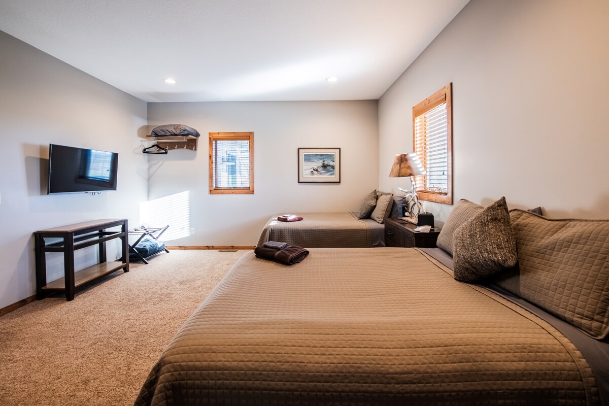 ضوء طبيعي وحمام داخلي.