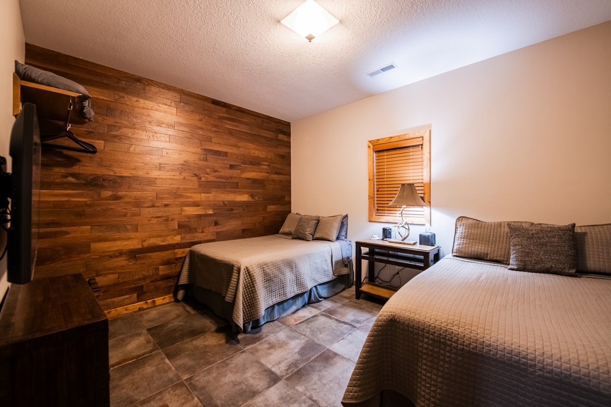 ثلاث من ثلاث غرف نوم في الطابق السفلي وسريران كاملان وحمام يسهل الوصول إليه خارج الباب مباشرة. تحتوي جميع الغرف على تلفزيونات خاصة ومراكز ترفيه.  تتوفر حرارة مريحة في الأرضية خلال الأشهر الباردة. 