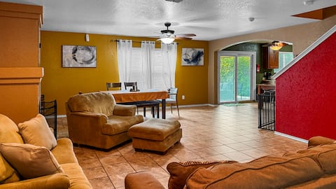 Popular Airbnb listing: Spacious Family Getaway b/w SeaWorld & Lackland in Meadow Village