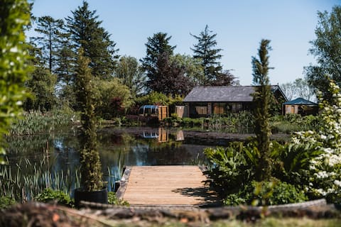 Luxury Lakeview Retreat With Hot Tub/Pool table