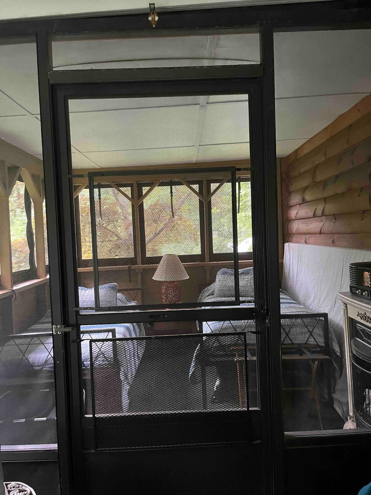 Dva odvojena kreveta na vanjskom trijemu na prvom katu s pogledom na vodopad i prijenosni ventilator, ali noću mogu biti hladna. Nema privatnosti za odijevanje i može se koristiti kao dnevni prostor za spavanje na ovom „zajedničkom trijemu za goste”.