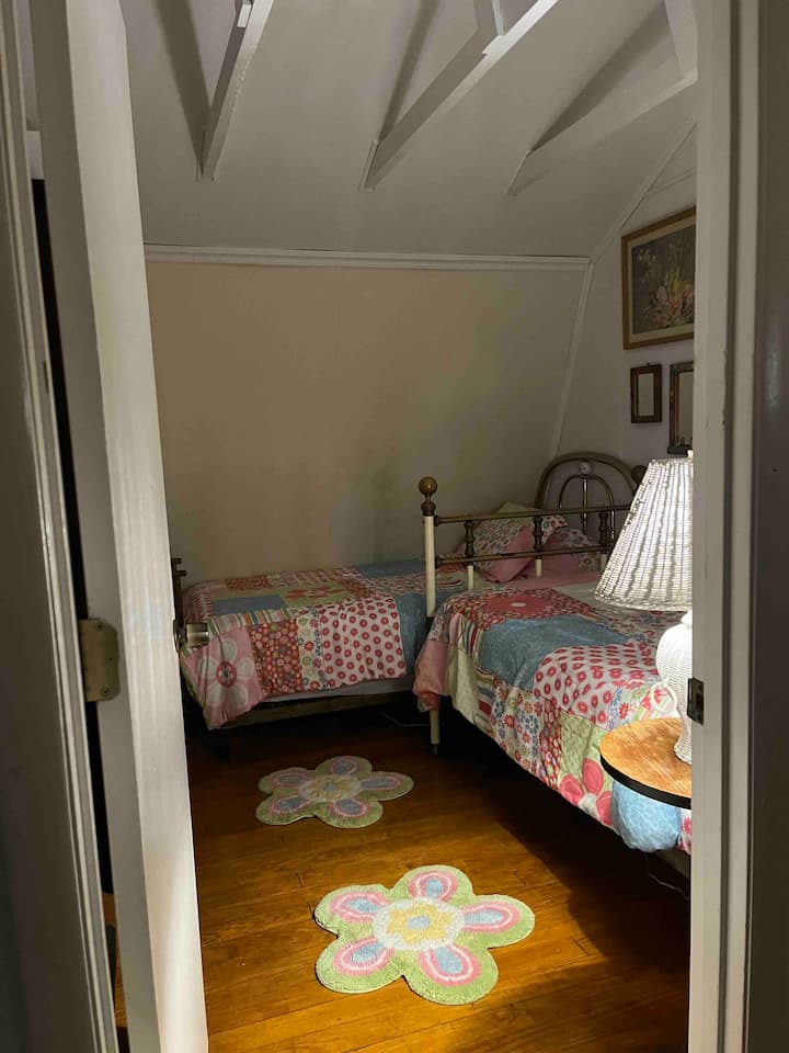 Private 2 twin beds with no windows in room with only portable fan and air conditioning only if other bedroom doors left open. Great darkening area. 2nd Floor.