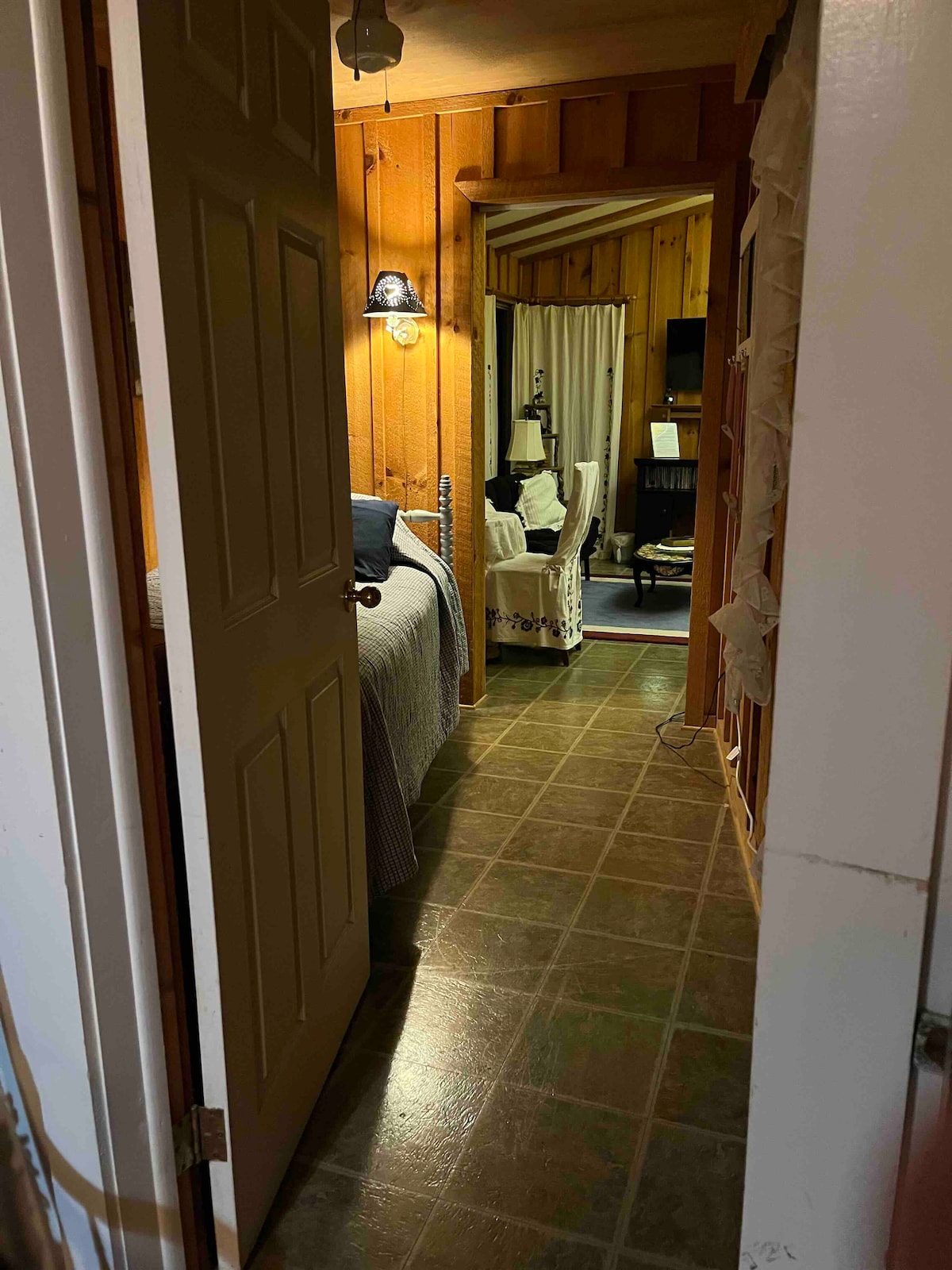 Ulaz za bračni krevet u prostoriju za sunčanje.