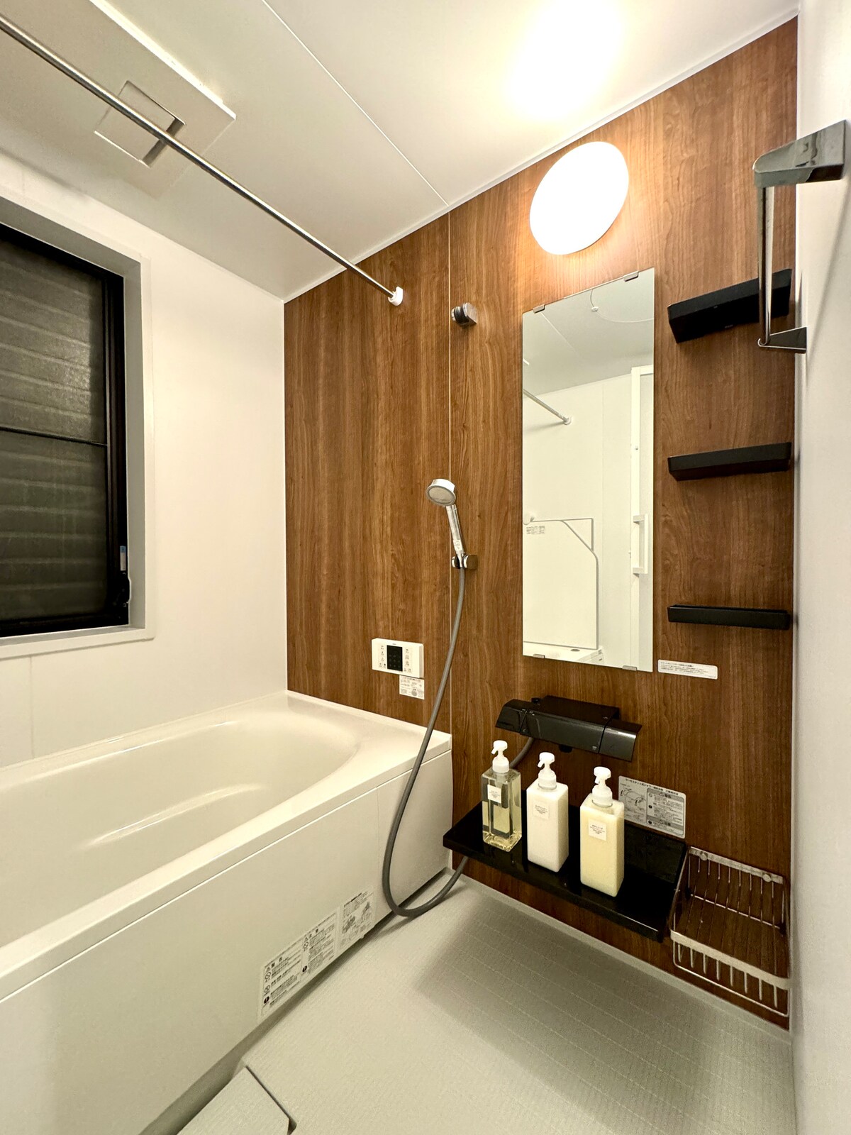 2024年5月に新品交換したユニットバスです。Panasonic製オフローラ(幅1.6m×奥行1.6mサイズ)で、200Vの浴室乾燥機、自動給湯、追い焚きが可能です。アメニティはシャンプー、コンディショナー、ボディソープとなります。