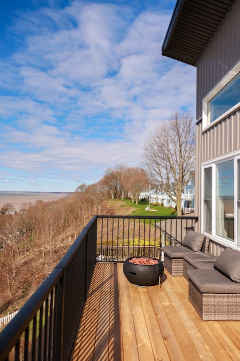 Look out over Port Stanley Main Beach