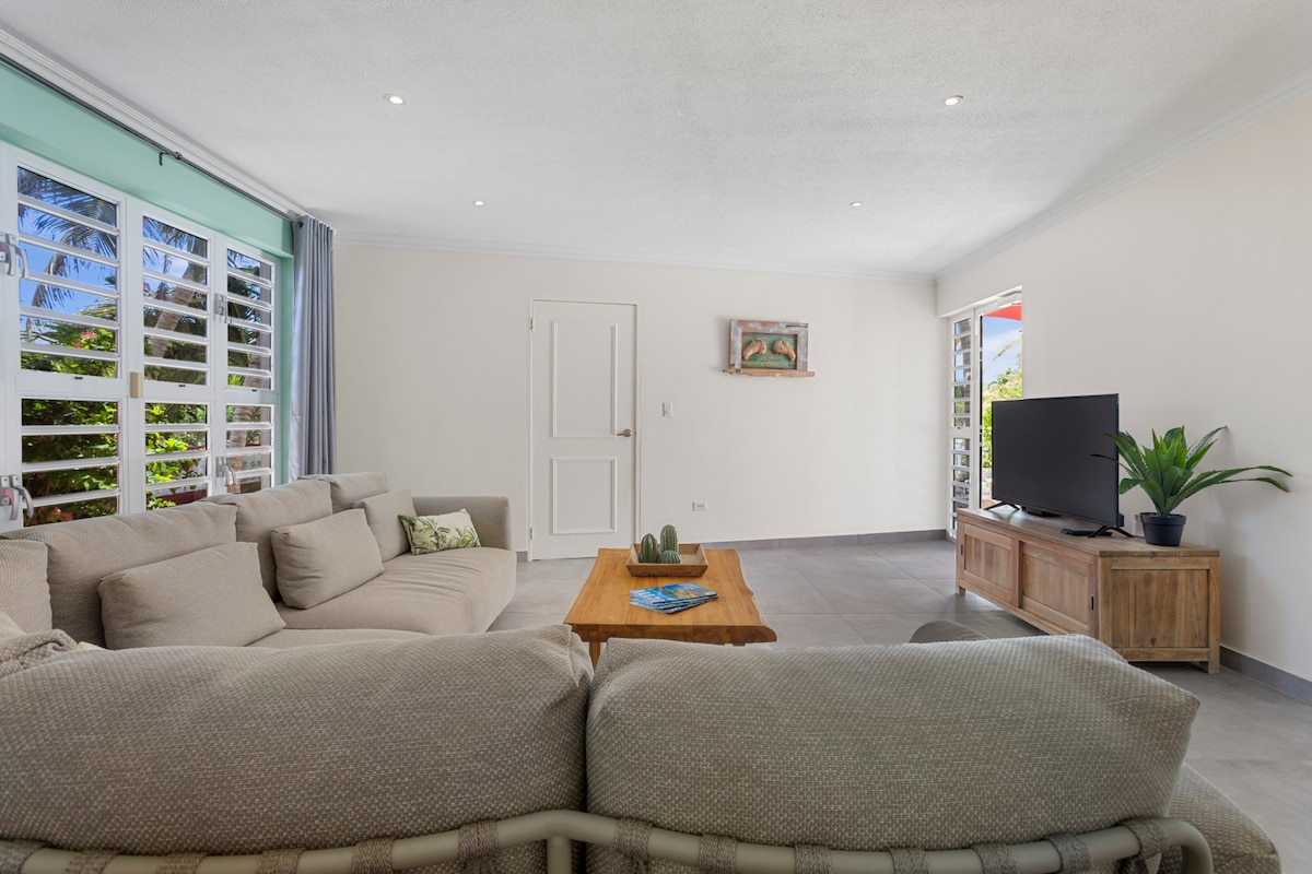 Top performing Airbnb: Exceptional Oceanfront Villa in Nederland