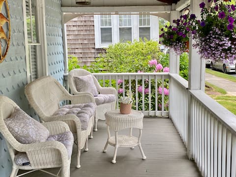 Driftwood Cottage #1 - One block from the beach!