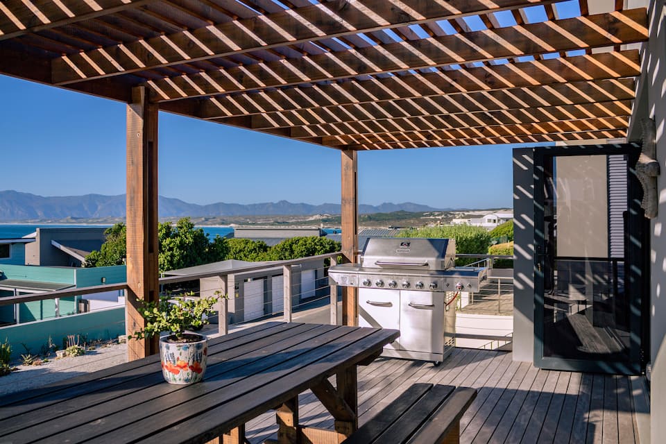 An ocean-view family house on the Whale Coast, De Kelders, Western Cape, South Africa, photo 8 of 10