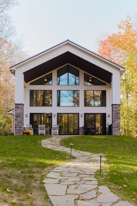 Private Lakehouse getaway with all modern comforts