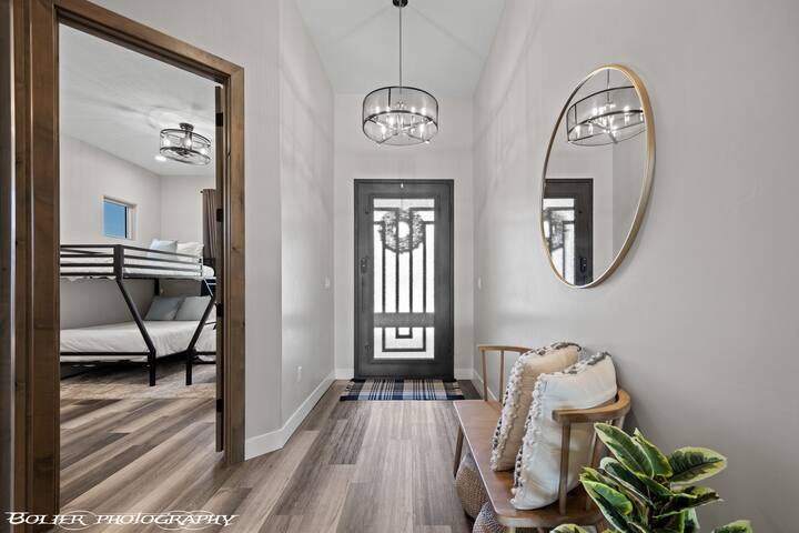 Mountains and Saltwater Pool gallery image 4