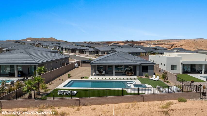 Mountains and Saltwater Pool gallery image 2