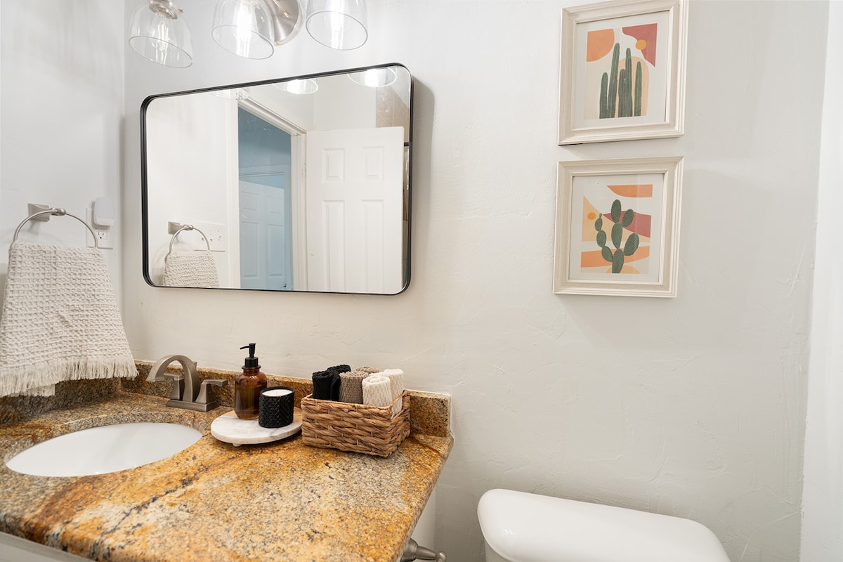 bright room in happy home + 15 min to downtown ATX
