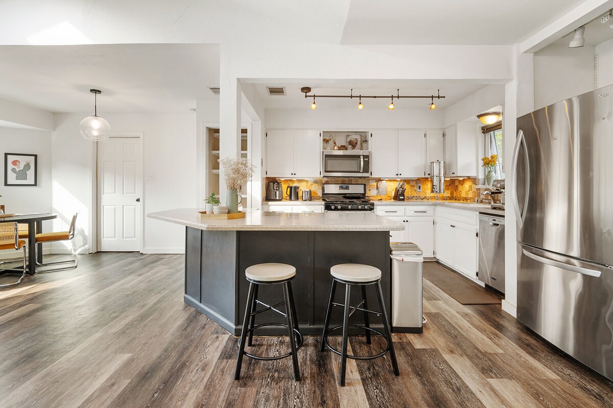 bright room in happy home + 15 min to downtown ATX