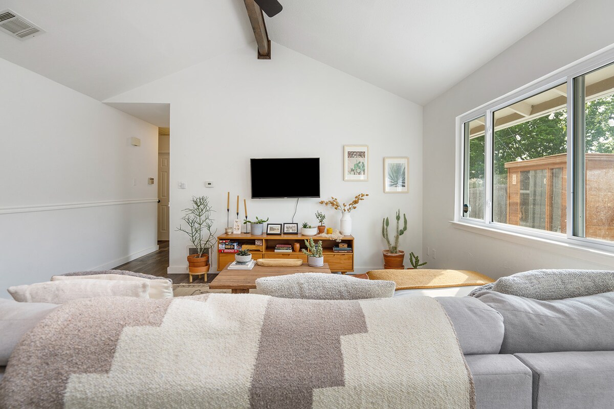 bright room in happy home + 15 min to downtown ATX