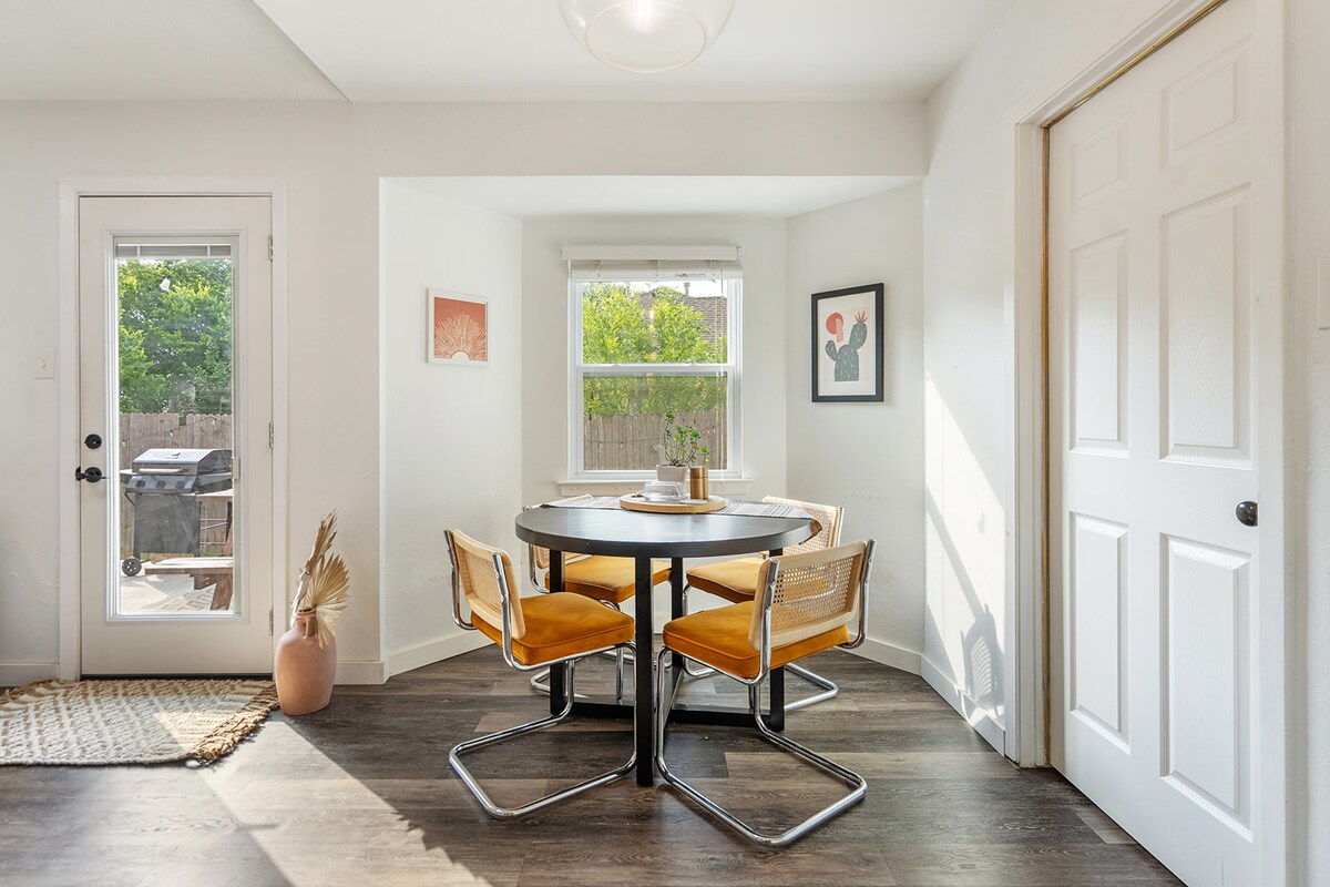 bright room in happy home + 15 min to downtown ATX