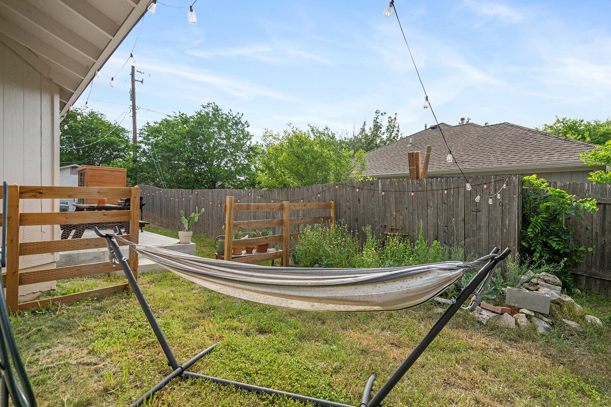 bright room in happy home + 15 min to downtown ATX