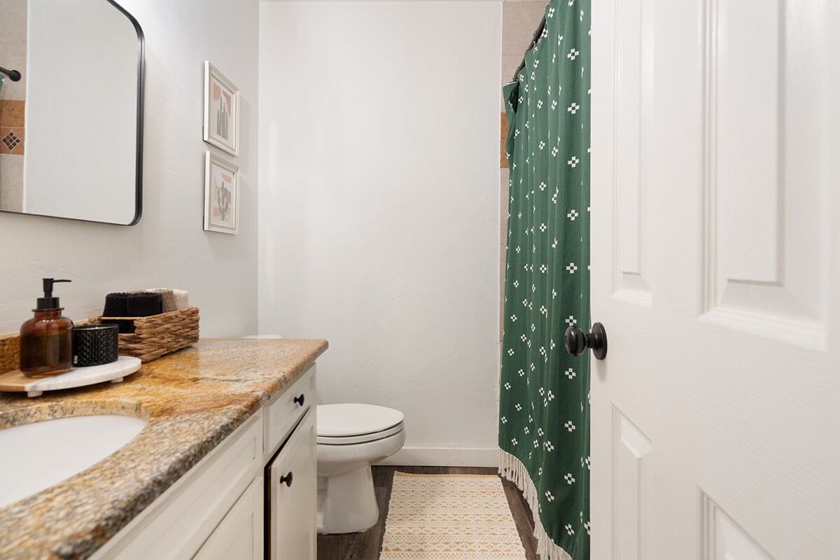 bright room in happy home + 15 min to downtown ATX