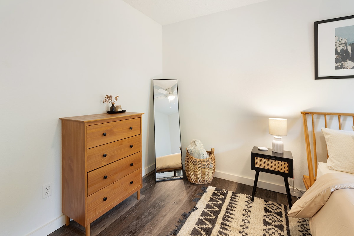 bright room in happy home + 15 min to downtown ATX